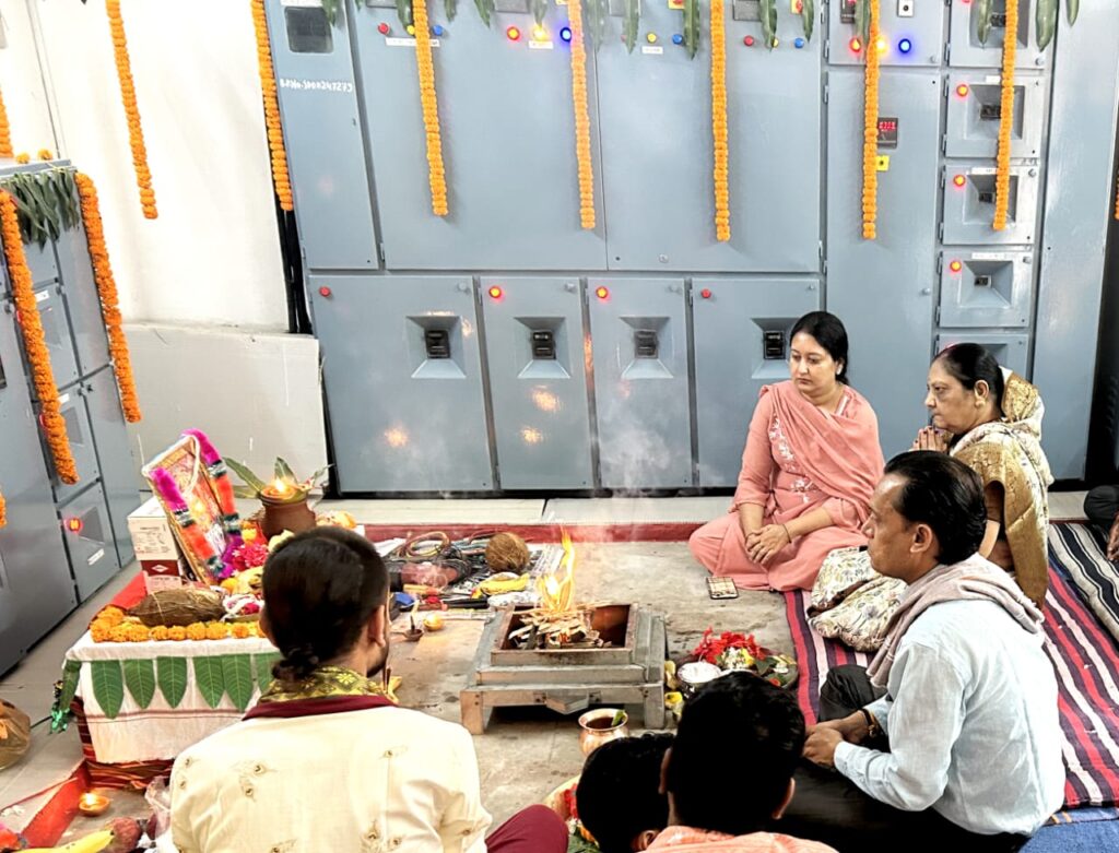 रायपुर : मुख्यमंत्री निवास में श्रीमती मुक्तेश्वरी बघेल ने भगवान विश्वकर्मा की पूजा-अर्चना कर प्रदेश की खुशहाली की कामना की