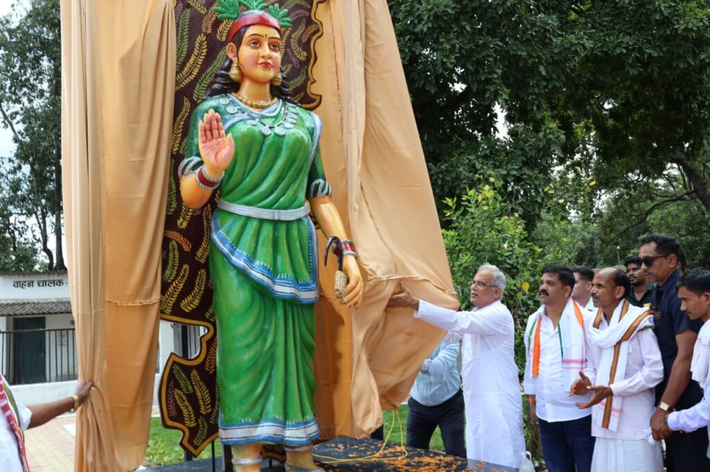 रायपुर : मुख्यमंत्री श्री भूपेश बघेल ने बीजापुर स्थित कलेक्टर कार्यालय परिसर में छत्तीसगढ़ महतारी की प्रतिमा का किया अनावरण