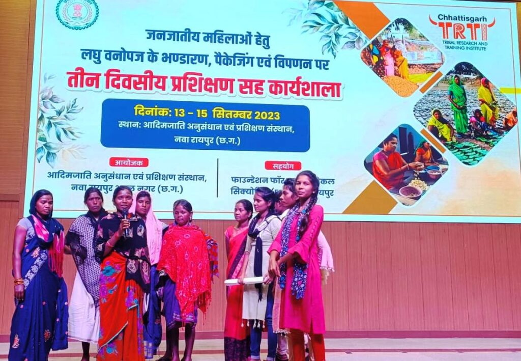 रायपुर : वन मंत्री श्री मोहम्मद अकबर की पहल पर बैगा जनजाति की महिलाओं को वनोपज के भंडारण, पैकेजिंग और विपणन विषय पर प्रशिक्षण