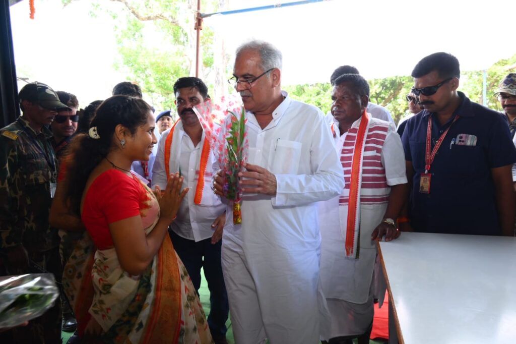 रायपुर : मुख्यमंत्री श्री भूपेश बघेल ने ईटपाल स्थित बीजापुर गारमेंट फैक्ट्री का किया लोकार्पण
