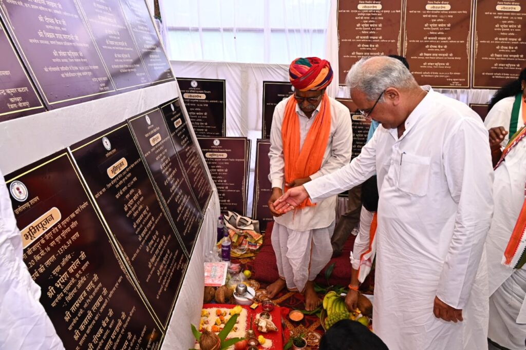 रायपुर : जिन स्कूलों से गोलियों की आवाज आती थीं, वहाँ अब बच्चे गा रहे पोयम – मुख्यमंत्री श्री बघेल