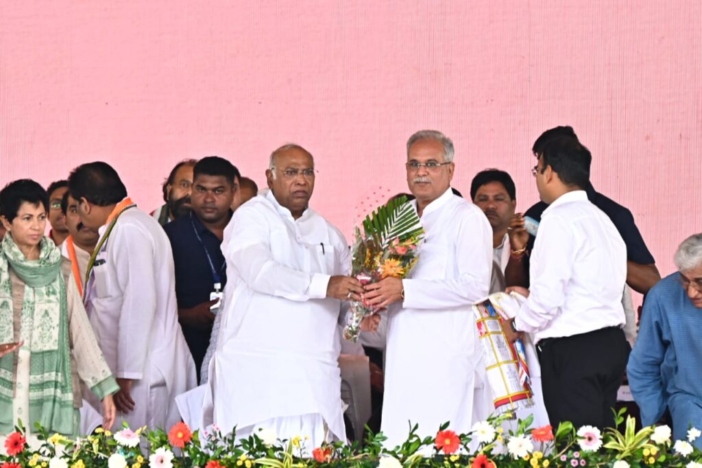 रायपुर : नेता प्रतिपक्ष राज्यसभा माननीय श्री मल्लिकार्जुन खड़गे और माननीय मुख्यमंत्री श्री भूपेश बघेल कार्यक्रम स्थल में पहुंचे