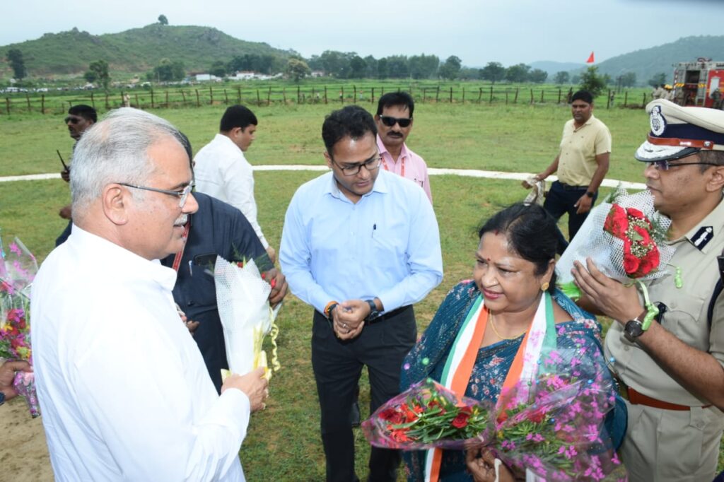 रायपुर : मुख्यमंत्री श्री भूपेश बघेल का धमतरी जिले के मुकुंदपुर हेलीपेड पर हुआ आगमन