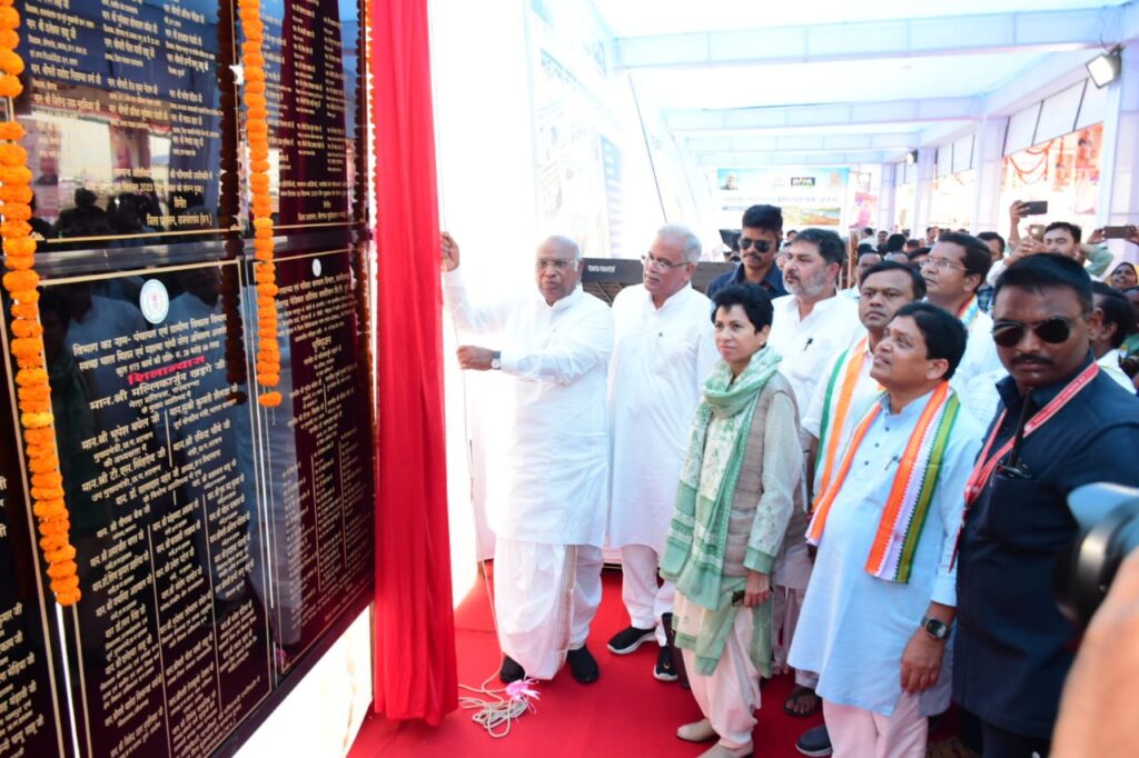 रायपुर : भरोसे का सम्मेलन का आयोजन : ग्राम ठेकवा में 355 करोड़ 23 लाख रूपए की लागत के कुल 1 हजार 867 विकास कार्यों का हुआ भूमिपूजन एवं लोकार्पण