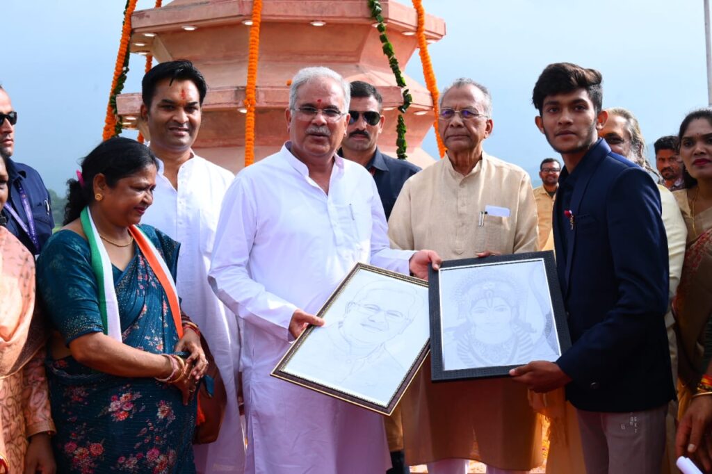 रायपुर : मुख्यमंत्री श्री भूपेश बघेल को श्रृंगी ऋषि स्वामी आत्मानन्द शासकीय इंग्लिश मीडियम स्कूल के छात्र मनीष साहू ने भगवान श्री राम और मुख्यमंत्री भूपेश बघेल का स्केच भेंट किया…