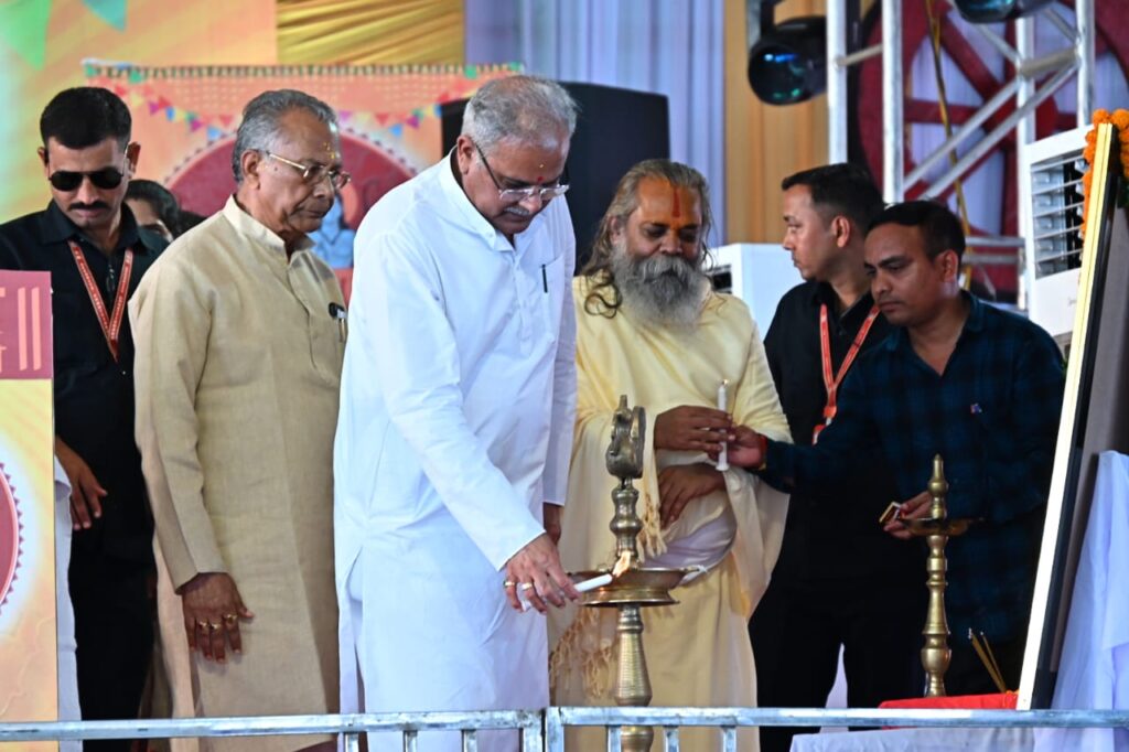 रायपुर : मुख्यमंत्री श्री भूपेश बघेल ने दीप प्रज्जवलित कर सिहावा कर्णेश्वर रामायण महोत्सव कार्यक्रम की शुरुवात की