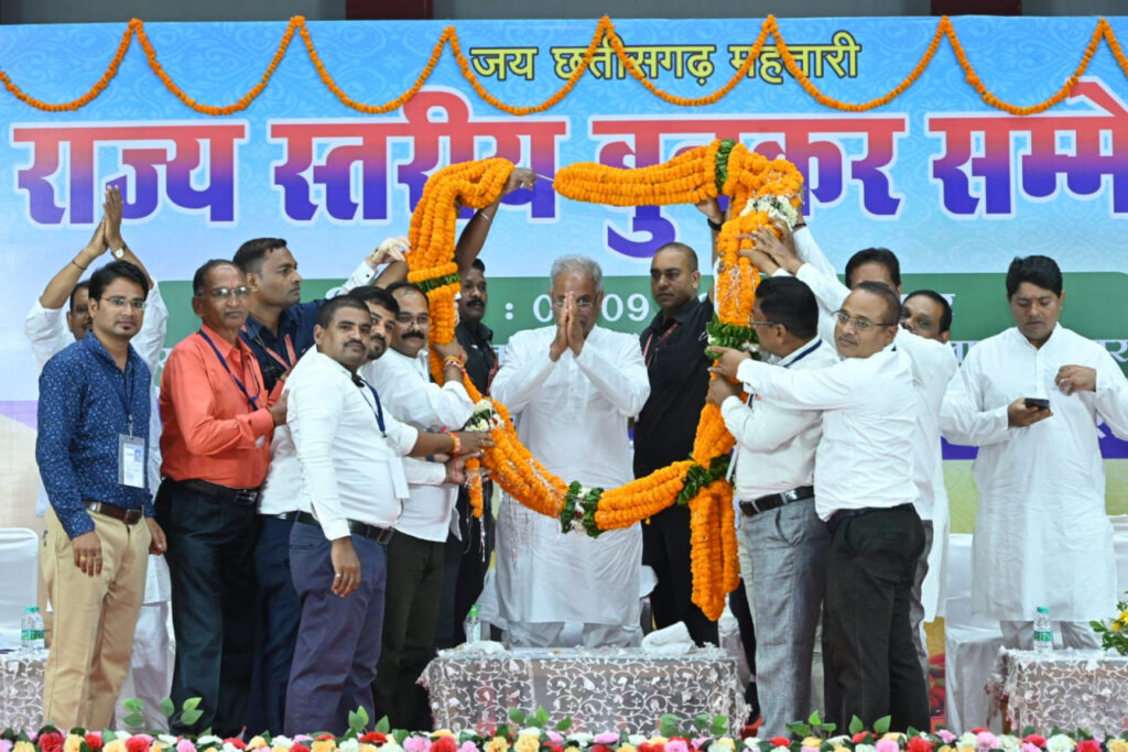 रायपुर : मुख्यमंत्री श्री भूपेश बघेल राजधानी रायपुर के सरदार बलबीर सिंह जुनेजा इंडोर स्टेडियम में छत्तीसगढ़ बुनकर शिल्पी संघ द्वारा आयोजित राज्य स्तरीय बुनकर सम्मेलन में शामिल होने पहुंचे…