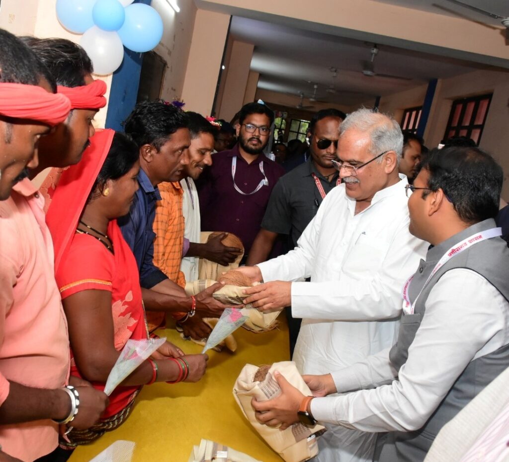 गोधन न्याय योजना जिले में अब तक 18 हजार 625 गोबर विक्रेताओं को 13 करोड़ 68 लाख 40 हजार रूपए का किया गया भुगतान