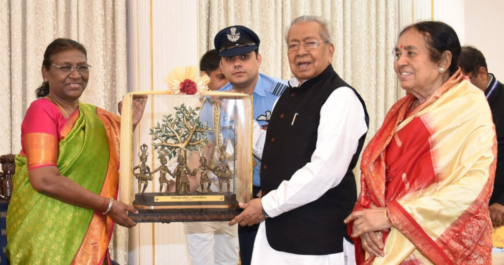  राष्ट्रपति श्रीमती द्रौपदी मुर्मु को राज्यपाल श्री हरिचंदन ने छत्तीसगढ़ के प्रसिद्ध मिलेट्स उत्पाद एवं स्मृति चिन्ह किये भेंट..
