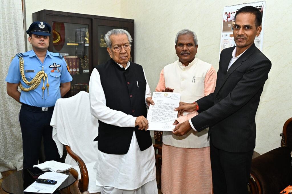 रायपुर : राज्यपाल श्री विश्वभूषण से श्याम संगीत सृजन संस्थान के पदाधिकारियों ने सौजन्य भेंट की…