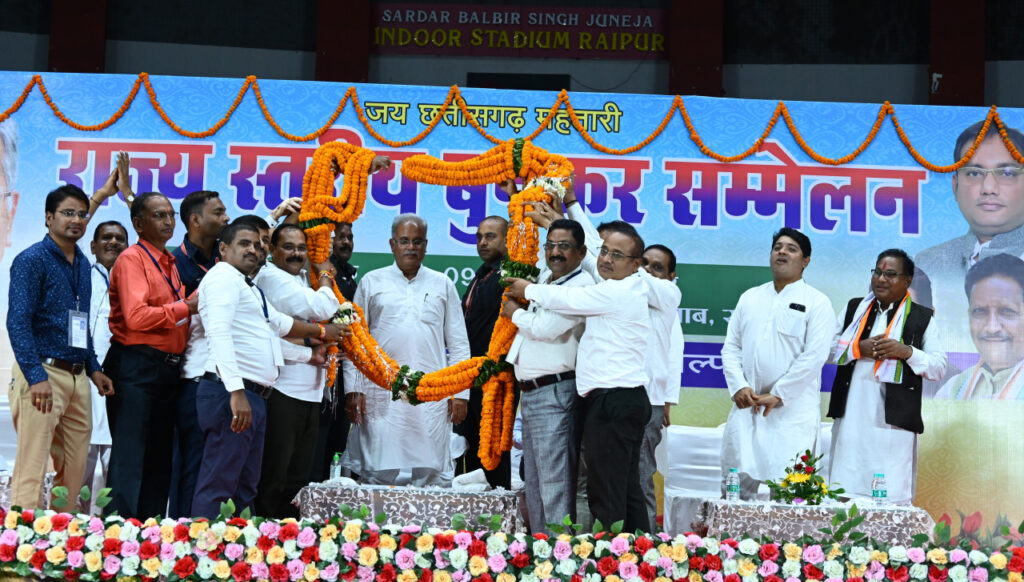 रायपुर : बुनकर समाज नये जमाने के अनुरूप उन्नत हुनर के साथ अपने परंपरागत पेशे को आगे बढ़ाएं: मुख्यमंत्री श्री भूपेश बघेल