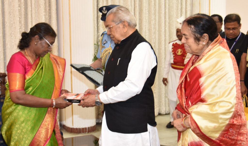 राष्ट्रपति मुर्मु को राज्यपाल श्री हरिचंदन ने भेंट की आत्मकथा ‘‘बेटल नॉट यट ओवर‘‘