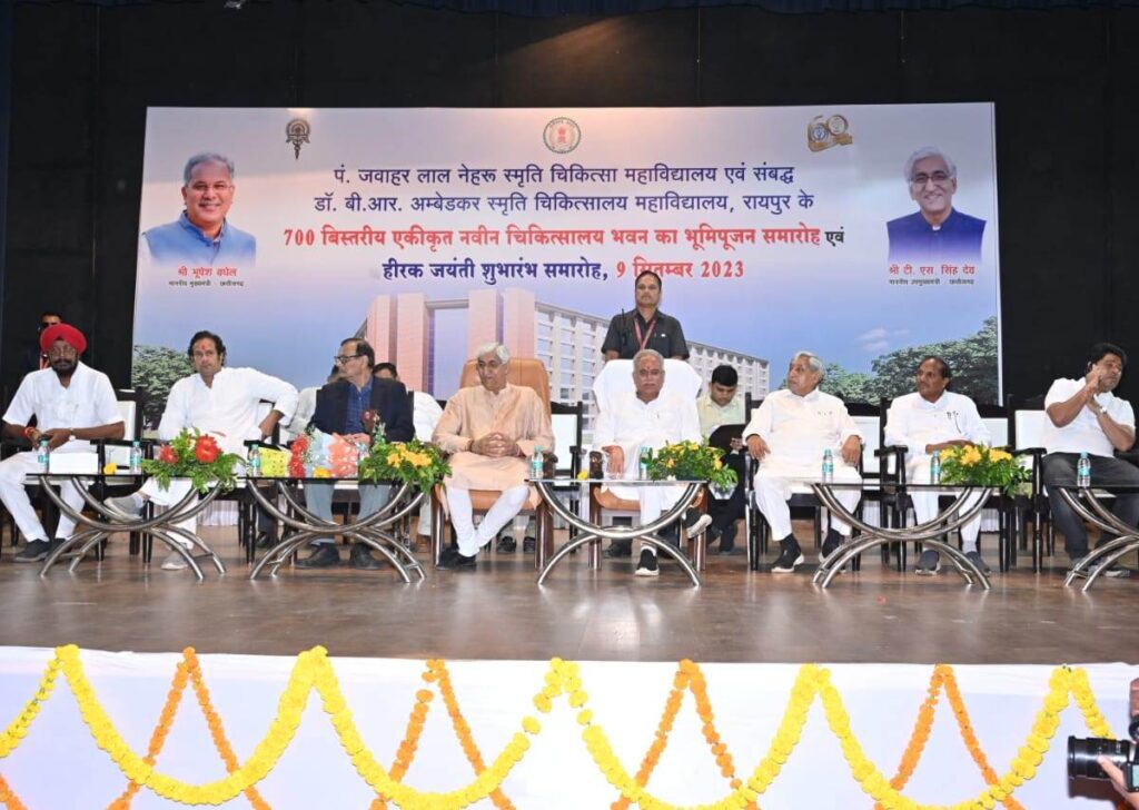 रायपुर : मुख्यमंत्री श्री भूपेश बघेल पहुंचे रायपुर मेडिकल कॉलेज…