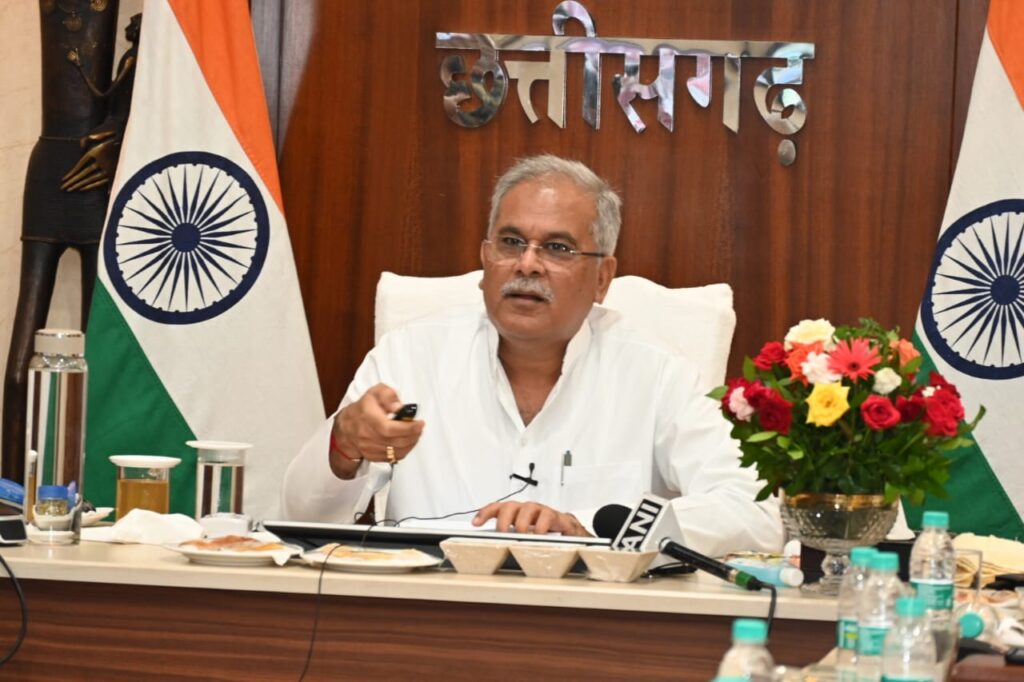 रायपुर : मुख्यमंत्री श्री भूपेश बघेल ने आज यहां आपने निवास कार्यालय में आयोजित प्रदेश स्तरीय वर्चुअल कार्यक्रम में 26 जिलों में 6080 करोड़ रुपए की लागत के 7300 विभिन्न विकास कार्यो का लोकार्पण और शिलान्यास किया…