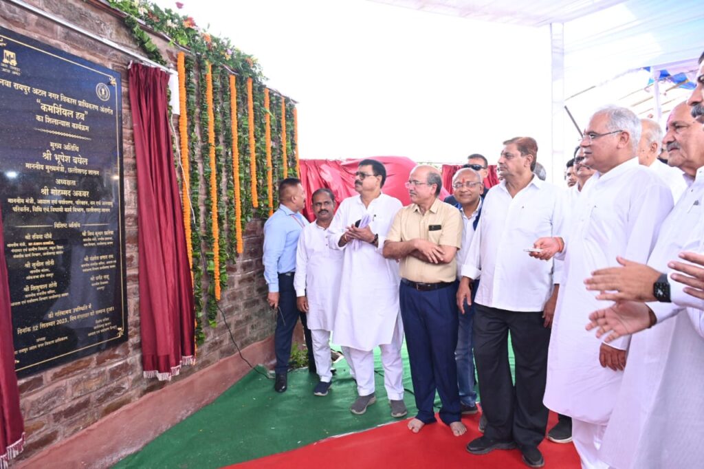 रायपुर : मुख्यमंत्री श्री भूपेश बघेल ने नवा रायपुर में ‘कमर्शियल हब’, एरोसिटी और ‘शहीद स्मारक’ की रखी आधारशिला