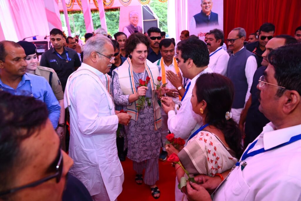 रायपुर : महिला समृद्धि सम्मेलन, जयंती स्टेडियम भिलाई नगर : मुख्यमंत्री श्री भूपेश बघेल और श्रीमती प्रियंका गांधी कार्यक्रम स्थल पहुंचे