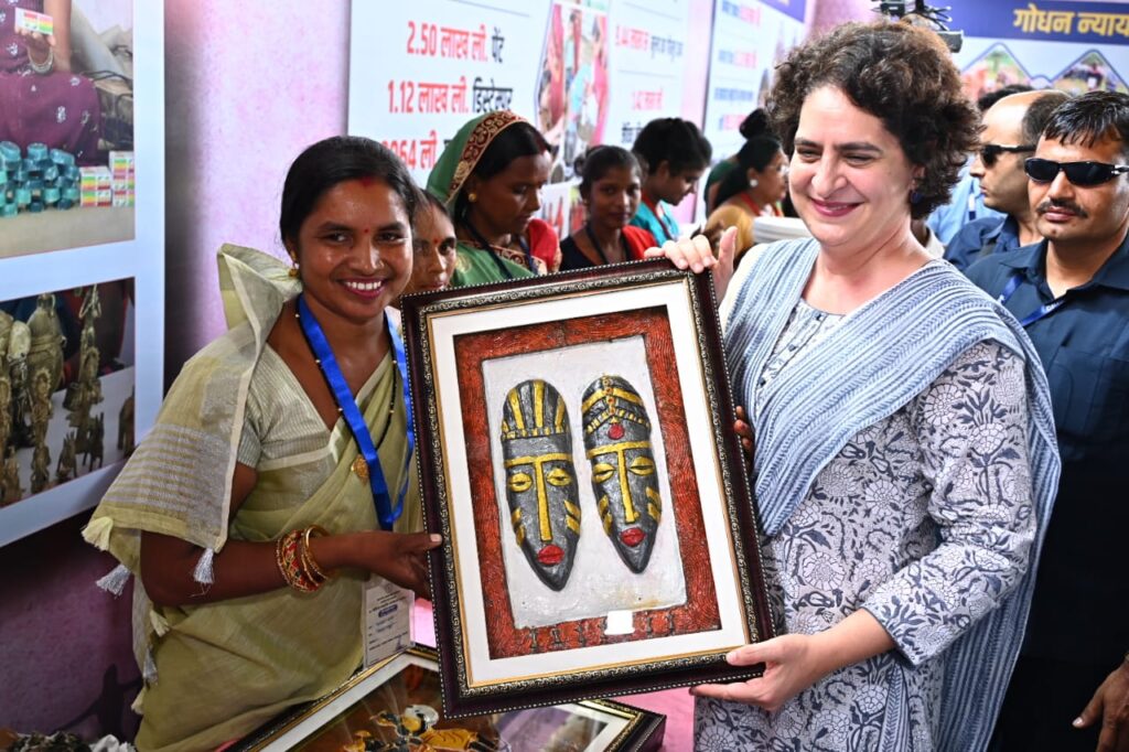 रायपुर : स्व-सहायता समूह की महिलाओं ने श्रीमती गांधी को प्रतीक चिन्ह भेंट किया