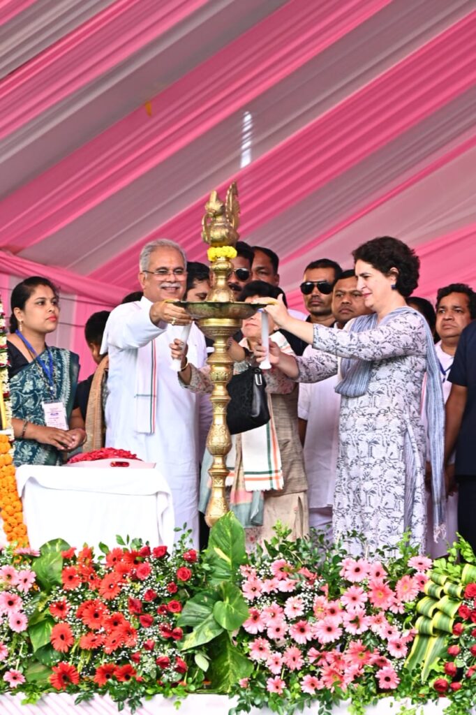 रायपुर : महिला समृद्धि सम्मेलन में मुख्यमंत्री श्री भूपेश बघेल एवं श्रीमती प्रियंका गांधी मंच पर पहुंचे