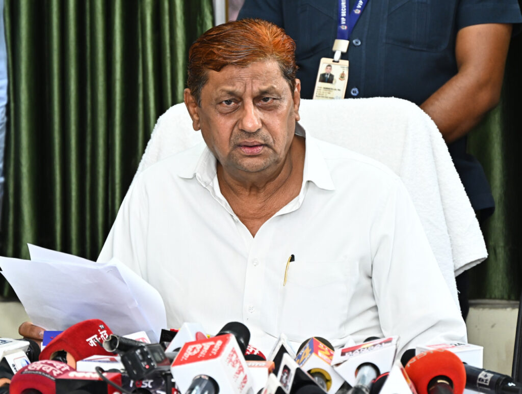 रायपुर : वनों के संवर्धन और सुरक्षा में वन विभाग के अमले की महती भूमिका- श्री अकबर