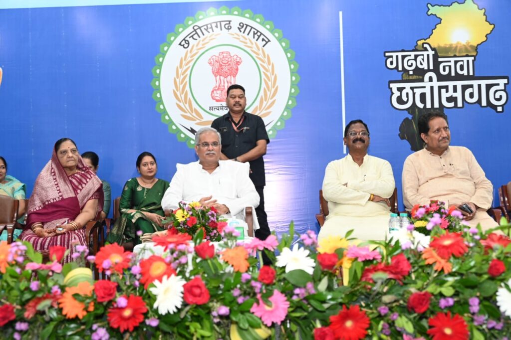 रायपुर : मुख्यमंत्री श्री भूपेश बघेल आज यहां अपने निवास परिसर में तीजा पोरा तिहार के अवसर पर आयोजित कार्यक्रम एवं राज्य स्तरीय महिला सम्मेलन में शामिल हुए