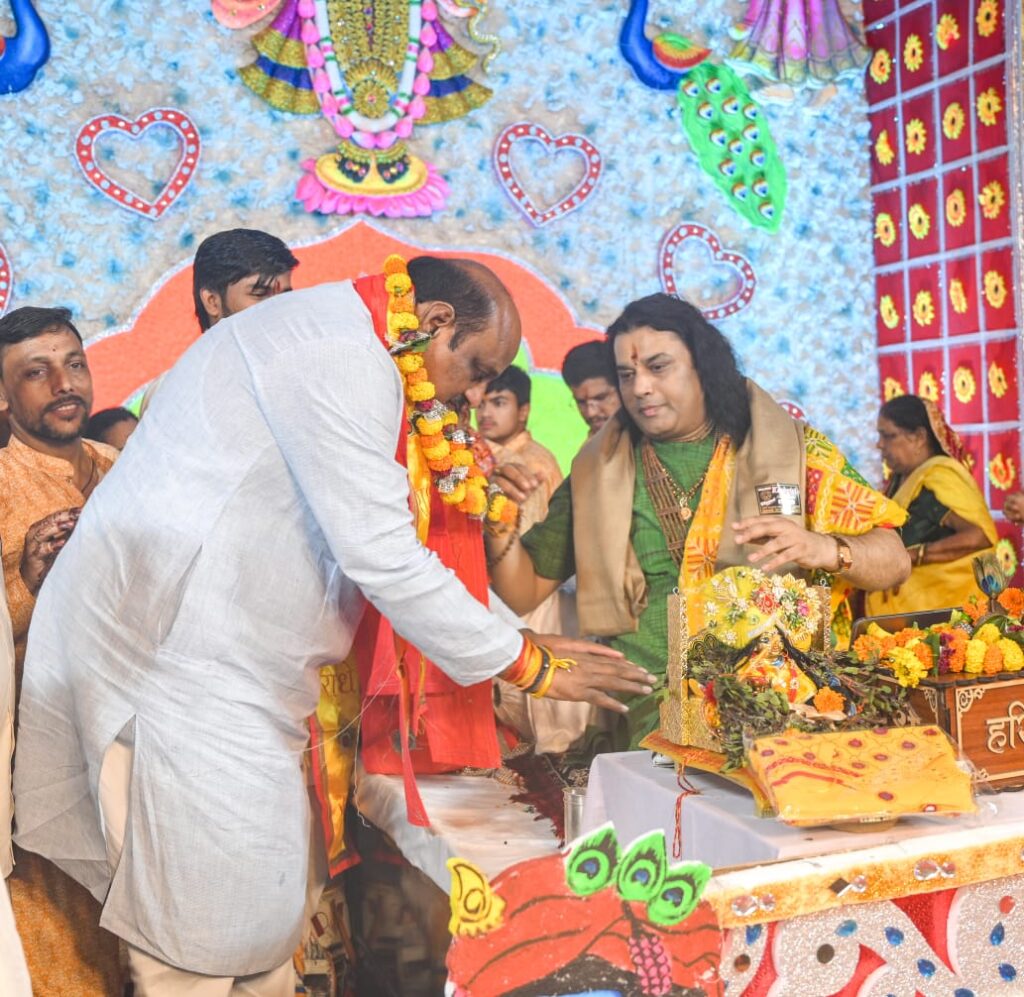 राजस्व मंत्री जयसिंह अग्रवाल ने भागवत कथा स्थल पहुंचकर कथा श्रवण कर पुण्य लाभ लिया
