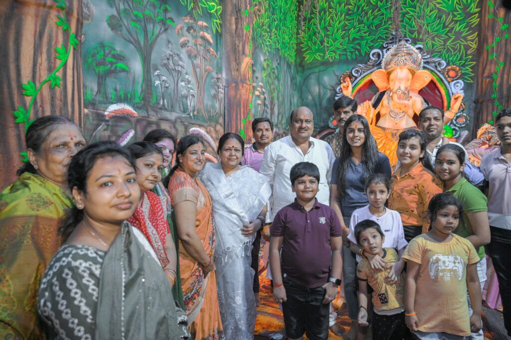 सार्वजनिक गणेश पूजा उत्सव में कोरबा विधायक जयसिंह अग्रवाल पूर्व महापौर रेणु अग्रवाल पूजा ने अर्चना कर क्षेत्र में सुख समृद्धि की कामना की