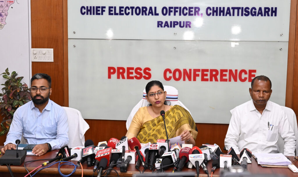 रायपुर : मुख्य निर्वाचन पदाधिकारी श्रीमती रीना बाबासाहेब कंगाले ने पत्रकार-वार्ता को किया संबोधित