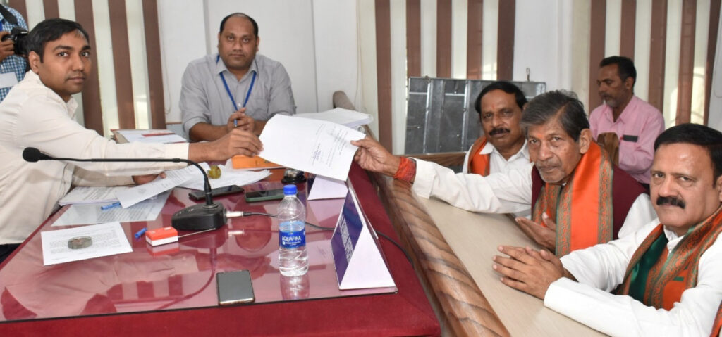 कोरबा : जिले में आज 14 अभ्यर्थियों ने लिए नामांकन पत्र दो अभ्यर्थियों ने आज जमा किया नाम-निर्देशन पत्र