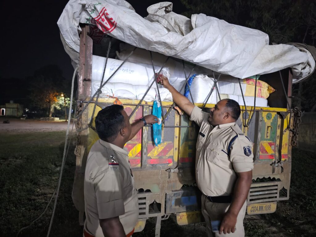 वाहन चेकिंग में ट्रक से 9 हजार साड़ियां जब्त:साड़ियों की कीमत 22 लाख रुपये से अधिक, अवैध परिवहन पर कोरबा पुलिस की कार्रवाई