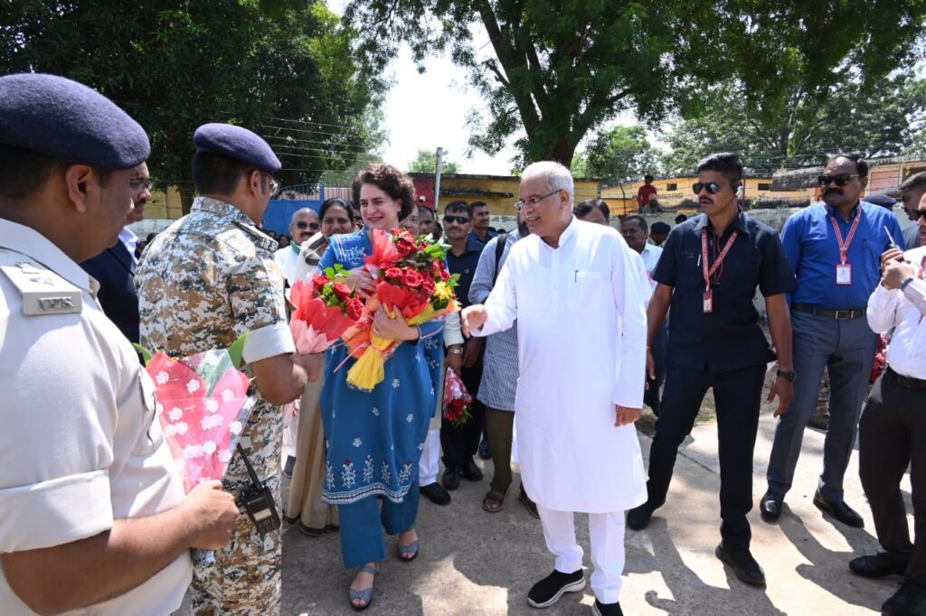 रायपुर : मुख्यमंत्री श्री भूपेश बघेल और श्रीमती प्रियंका गांधी की हेलीपैड में किया गया आत्मीय स्वागत…
