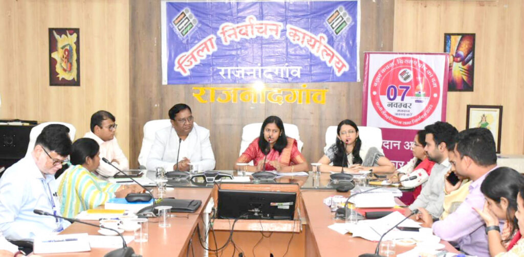 भारत निर्वाचन आयोग द्वारा नियुक्त व्यय प्रेक्षक आईआरएस डॉ. ललिता कुमारी एवं आईआरएस मुग्धा किरण सरदेशपाण्डे ने सभी रिटर्निंग ऑफिसर, नोडल अधिकारियों एवं अन्य अधिकारियों की ली बैठक