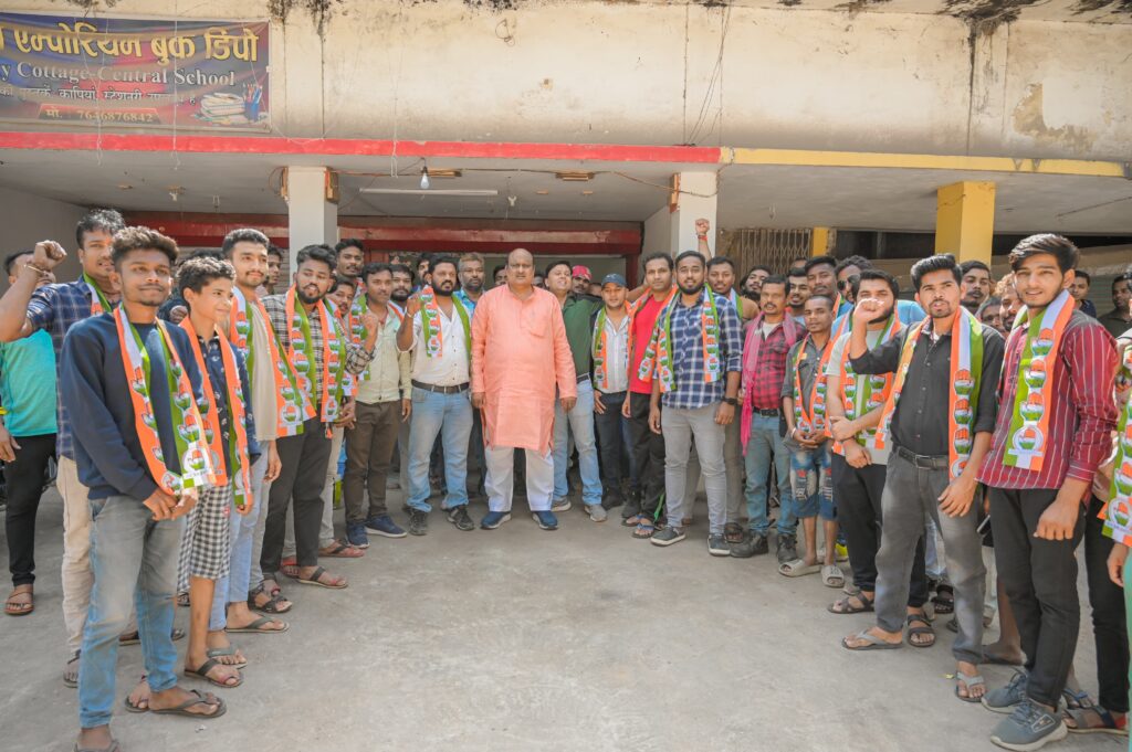 कांग्रेस उम्मीदवार जयसिंह अग्रवाल के विकास कार्यों और कांग्रेस के रीति-नीति से प्रभावित होकर 60 युवाओं ने थामा कांग्रेस का दामन..