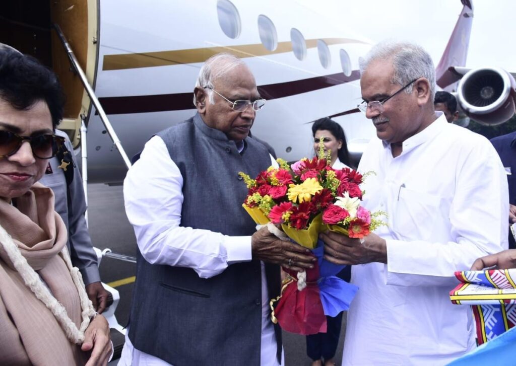 रायपुर : नेता प्रतिपक्ष राज्यसभा, सांसद मल्लिकार्जुन खड़गे एवं मुख्यमंत्री भूपेश बघेल का कोड़ातराई हेलीपेड में आगमन हो चुका है
