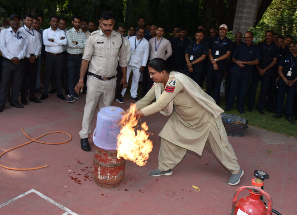 रायपुर : राजभवन के अधिकारियों और कर्मचारियों को दिया गया अग्नि दुर्घटना से बचाव का प्रशिक्षण