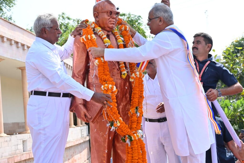 रायपुर : संविधान को सर्वोच्च मानते हुए इसकी रक्षा करना सभी की जिम्मेदारी, क्योंकि संविधान हमें अधिकार सम्पन्न बनाता है : मुख्यमंत्री श्री भूपेश बघेल