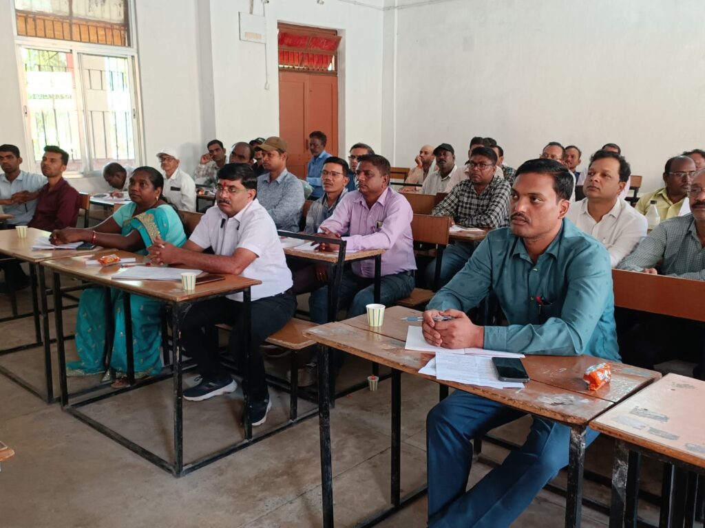 सुव्यवस्थित मतदान हेतु मतदान अधिकारियों को दिया जा रहा है प्रशिक्षण