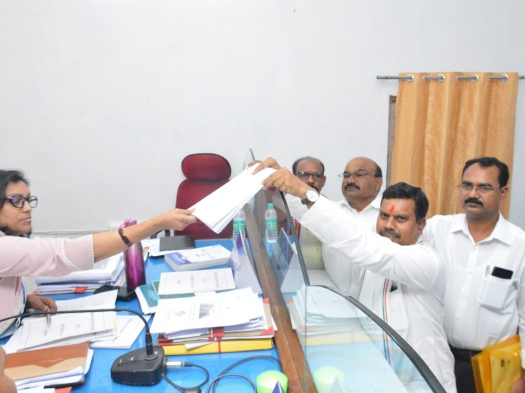 कटघोरा से कांग्रेस प्रत्याशी ने भरा नामांकन: पुरुषोत्तम कंवर बोले- कटघोरा बनेगा जिला, भू-स्थापितों की समस्याओं का करेंगे निराकरण….