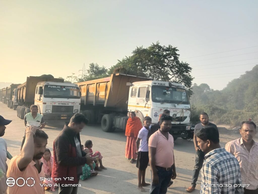 तेज रफ्तार ट्रेलर ने बाइक सवार को मारी ठोकर: कोरबा के सर्वमंगला कनबेरी मार्ग पर हादसा, युवक घायल…