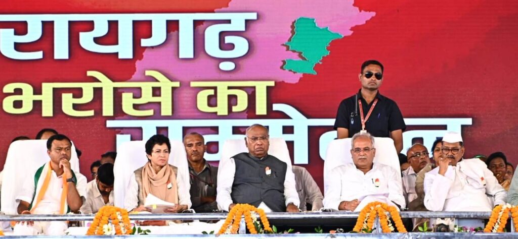 रायपुर : नेता प्रतिपक्ष राज्यसभा व सांसद श्री मल्लिकार्जुन खडग़े व मुख्यमंत्री श्री भूपेश बघेल ने प्रदेश के 82 विकासखंड में जैतखाम निर्माण का किया शिलान्यास