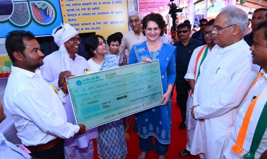रायपुर : नगरीय निकाय एवं पंचायती राज महासम्मेलन : मुख्यमंत्री श्री बघेल और श्रीमती गांधी ने विभागीय स्टॉलों का किया अवलोकन…