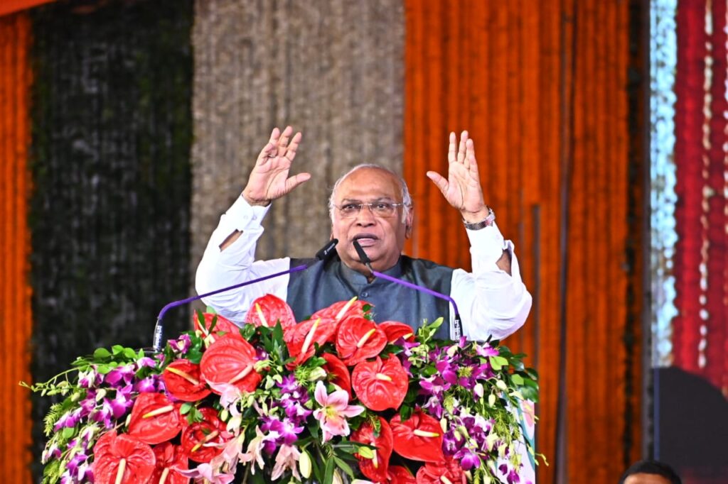 रायगढ़ : भरोसे का सम्मेलन, जिला रायगढ़ : नेता प्रतिपक्ष राज्यसभा, सांसद श्री मल्लिकार्जुन खड़गे ने भरोसे का सम्मेलन में अपने संबोधन की शुरुआत जय जोहार जय छत्तीसगढ़ महतारी के साथ किया