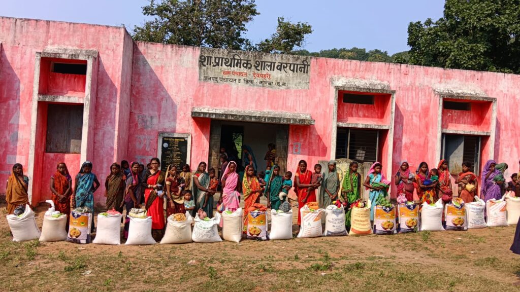 कोरवा परिवारों को चावल दाल तेल व कपड़ो का वितरण किया गया..