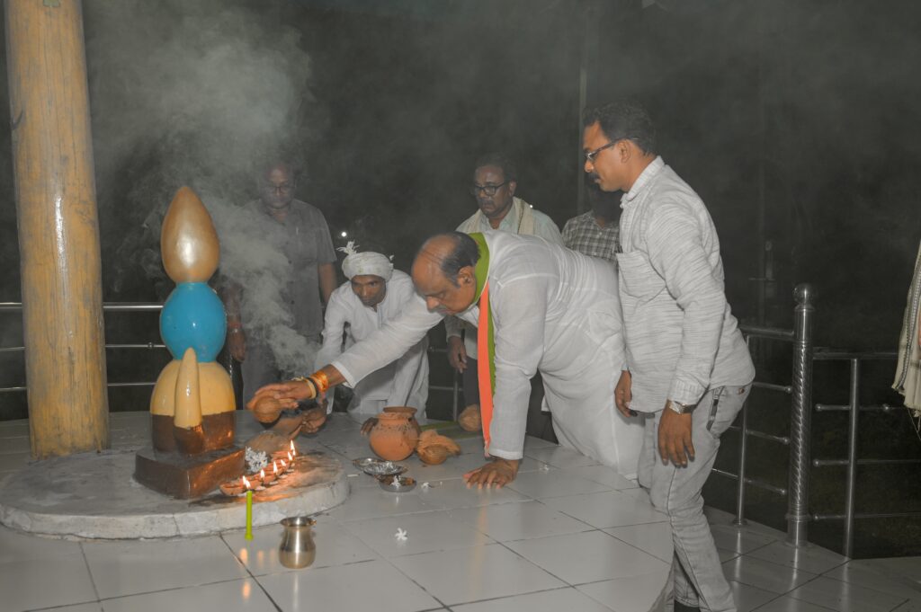 राजस्व मंत्री ने बुढ़ादेव की पूजा अर्चना कर आदिवासी परिवारों से किया संवाद