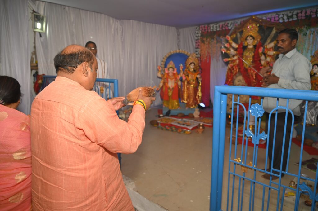 शिव मंदिर व दुर्गा पण्डाल में दर्शन
