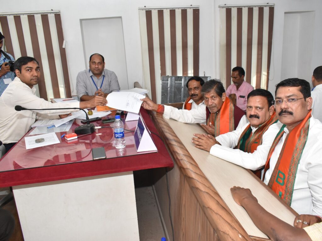BJP प्रत्याशी ननकीराम कंवर ने नामांकन किया जमा: प्रतिद्वंदी कांग्रेस प्रत्याशी फूलसिंह राठिया को बताया पलटूराम, कहा- जनता वोट डाल कर देगी जवाब…