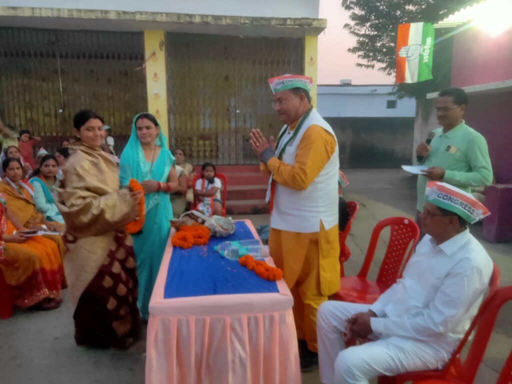 कांग्रेसी नेता पहुंच रहे घरों तक__ कांग्रेस उम्मीदवार के समर्थन में जनसंपर्क