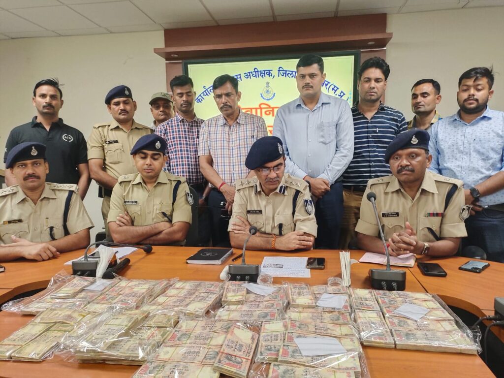 1000-500 के पुराने नोटों का 47 लाख कैश बरामद: तांत्रिक के पास ले जा रहा था आरोपी; जिन्न से नोट बदलवाने का दावा…