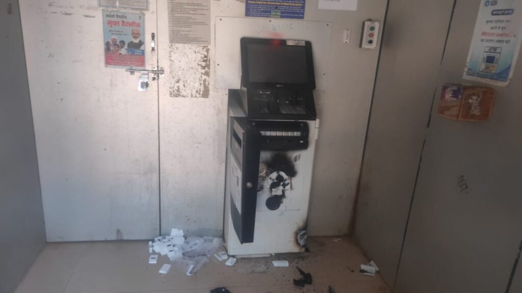SBI की ATM में चोर ने बोला धावा, चेहरे पर ढंका काला कपड़ा, CCTV कैमरों पर मारा स्प्रे, फिर मशीन को गैस कटर से…