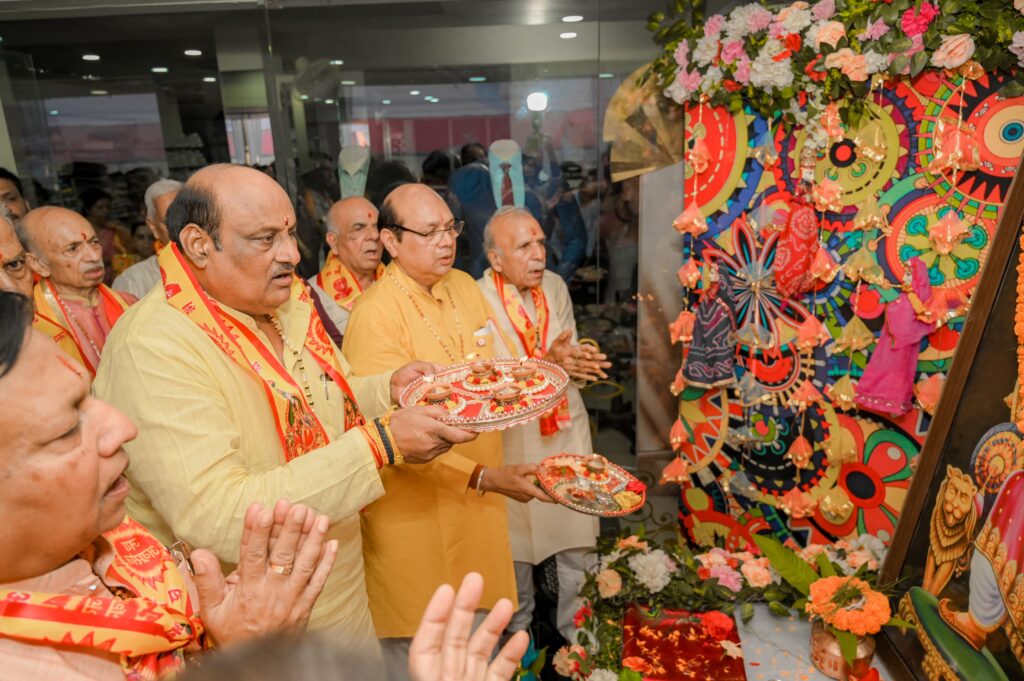 काली मंदिर में दर्शन के बाद जनसंपर्क