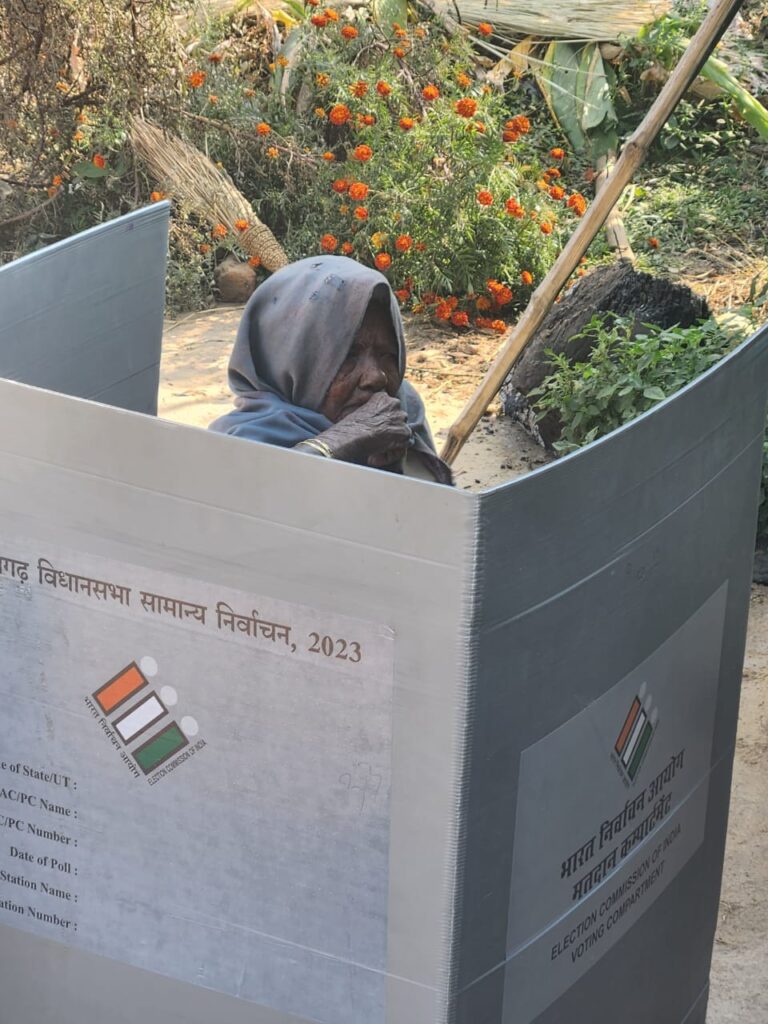 गौरेला पेंड्रा मरवाही : होम वोटिंग के माध्यम से 86 वर्षीय मनमतिया बैगा और 83 वर्षीय बजरिया बैगा ने उत्साह से किया मतदान
